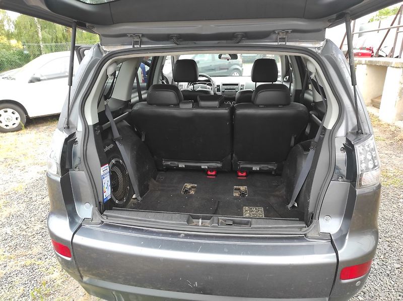 Mitsubishi Outlander 2.2 D 7místný - fotka 17 z 23
