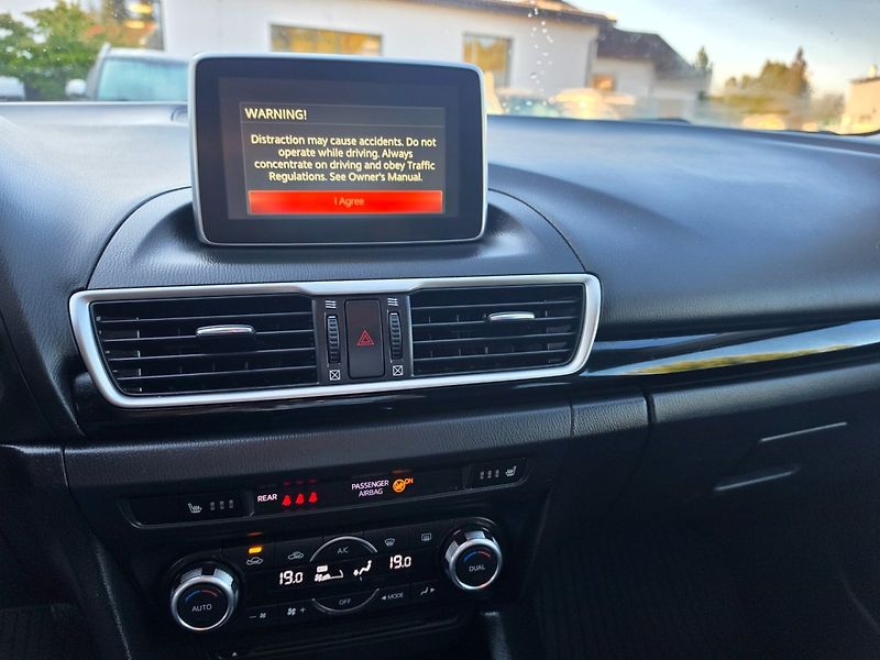 Mazda 3 (2016) 2.0 i Skyactiv, Navi, Tažné - fotka 11 z 18