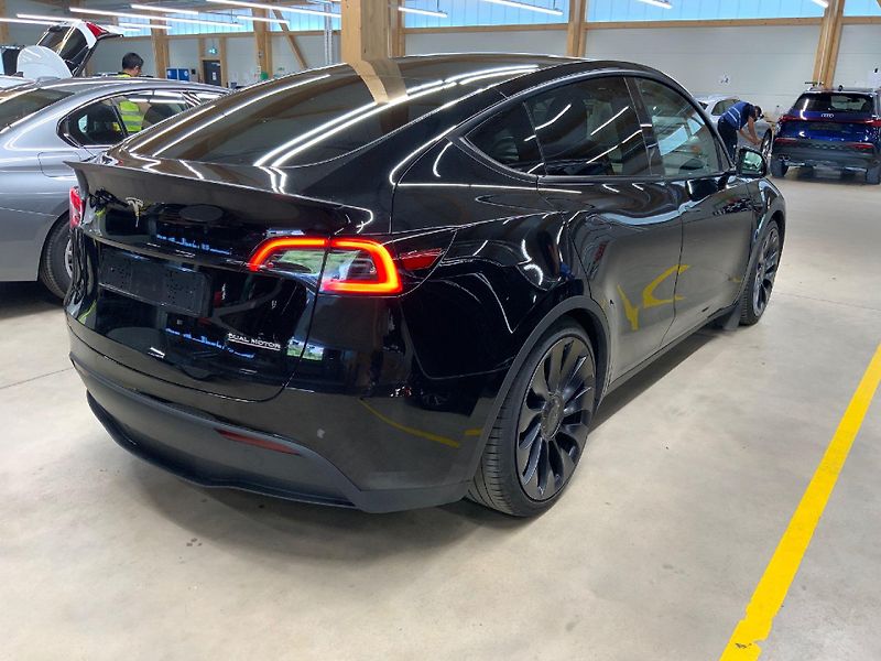 Tesla Model Y PERFORMANCE 393kw 21ALU 94,0% - fotka 4 z 8