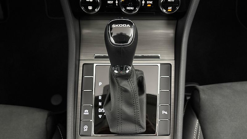 Škoda Superb 2.0 TDI DSG Style Combi - fotka 24 z 28
