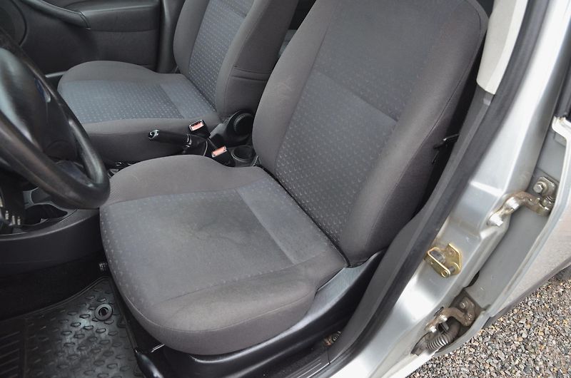 Ford Focus (2004) 1.6i Zetec 74kW / ČR / 115tkm - fotka 15 z 28