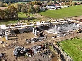 Stavba D3 mezi Třebonínem a Kaplicí-nádraží na podzim 2023 z ptačí perspektivy.