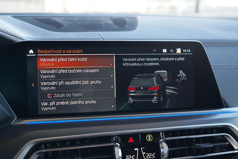 BMW X5 (2022) BMW X5 M50i - fotka 47 z 50