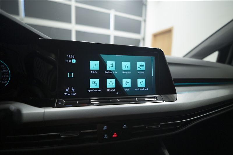 Volkswagen Golf 1,5 eTSI DSG KAMERA VÝHŘEV ČR - fotka 30 z 41