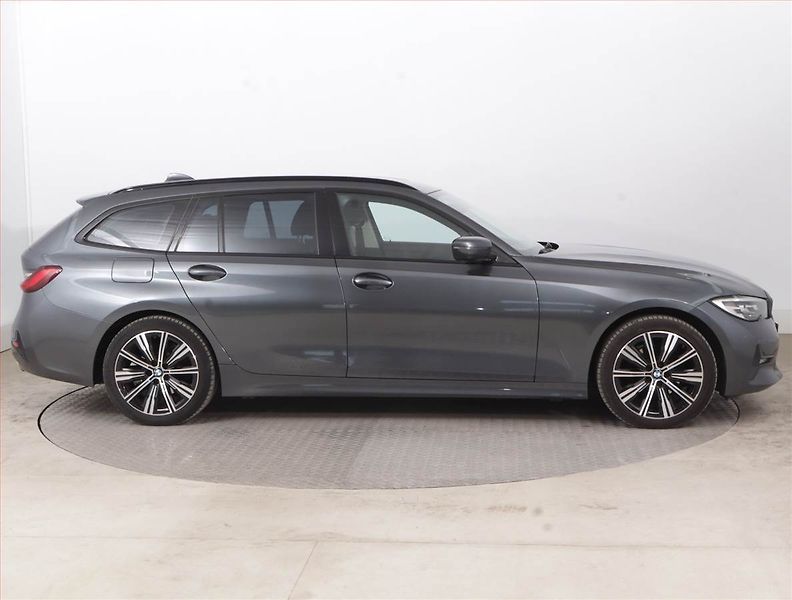 BMW Řada 3 (2020) 320 d - fotka 6 z 16