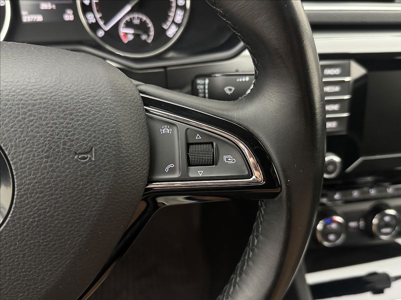 Škoda Superb 2,0 DSG STYLE+ CANTON DPH ČR - fotka 12 z 38