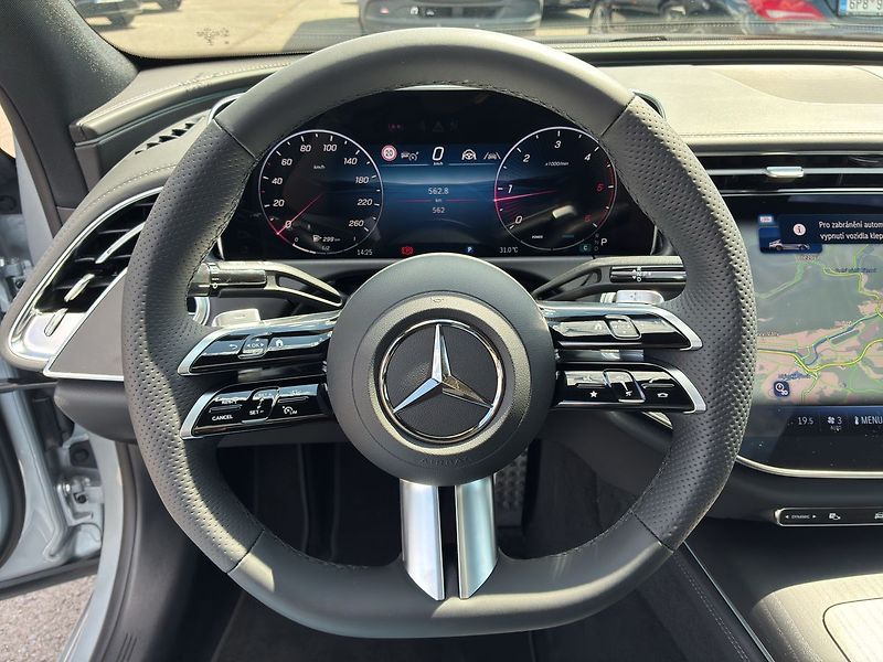 Mercedes-Benz Třídy E E 220 d 4MATIC AMG - fotka 18 z 28