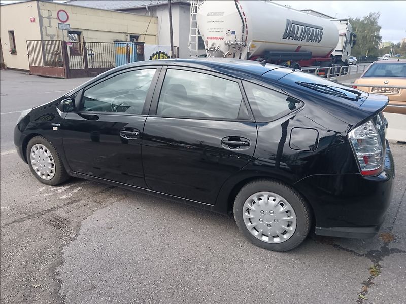 Toyota Prius 1,5 - fotka 7 z 21