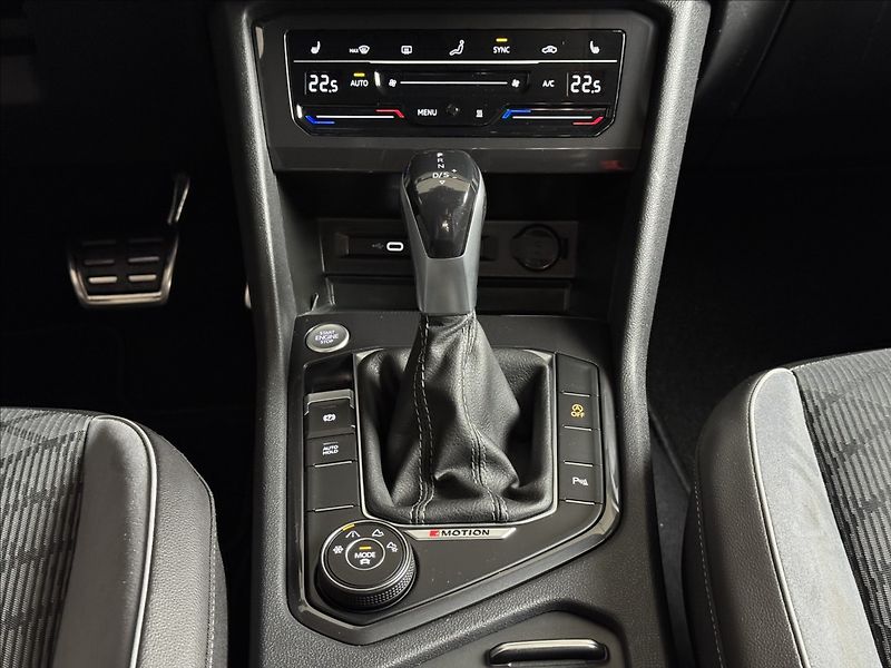 Volkswagen Tiguan Allspace 2,0 TDi  DSG 4x4 R-Line Kessy - fotka 18 z 46
