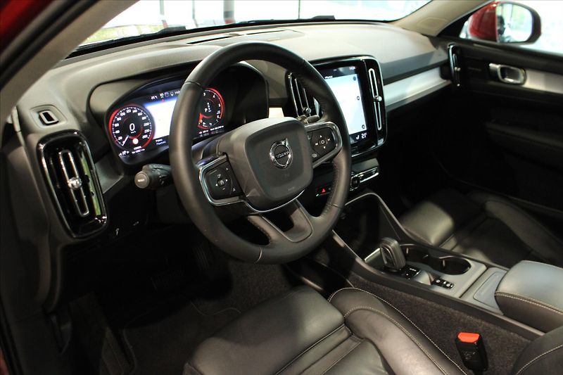 Volvo XC40 D4 AWD Momentum PilotAs/360°/P - fotka 13 z 32
