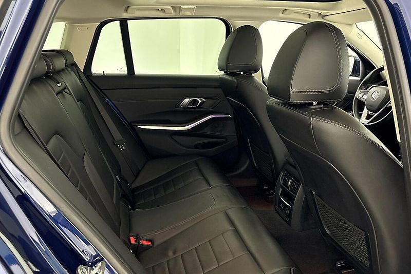 BMW Řada 3 320d xDrive - fotka 12 z 27