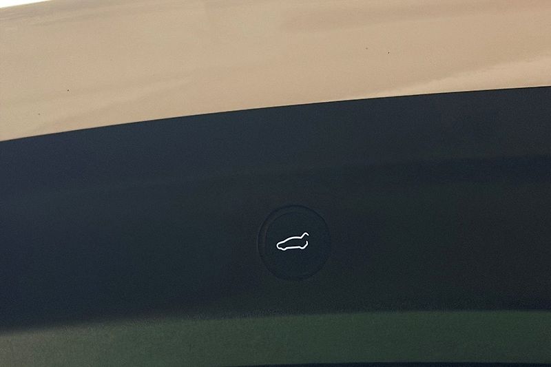 Tesla Model Y Long Range AWD - fotka 29 z 31