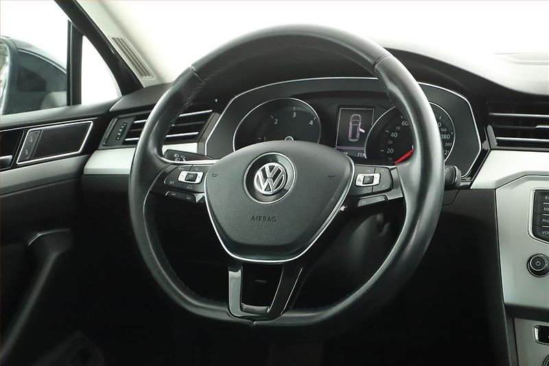 Volkswagen Passat (2016) 2.0 TDI, Automat, Navi - fotka 8 z 17