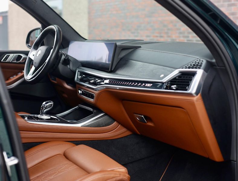 BMW X7 (2023) ALPINA XB7 4.4 V8 Skylounge - fotka 24 z 52