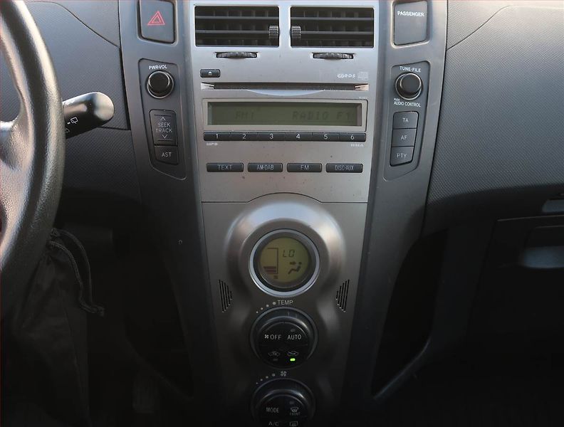 Toyota Yaris (2009) 1.33 Dual VVT-i, po STK - fotka 12 z 16