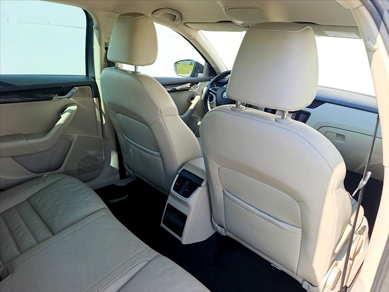 Škoda Octavia 1,6 TDi 4x4 Navi,Kůže,Aut.klim - fotka 24 z 36