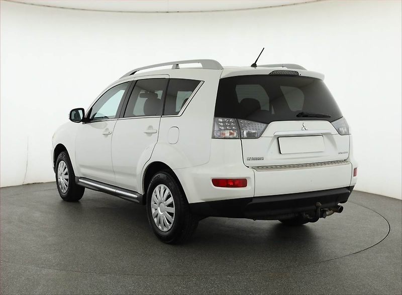 Mitsubishi Outlander (2010) 2.0, po STK, Tažné, rezervace - fotka 4 z 13