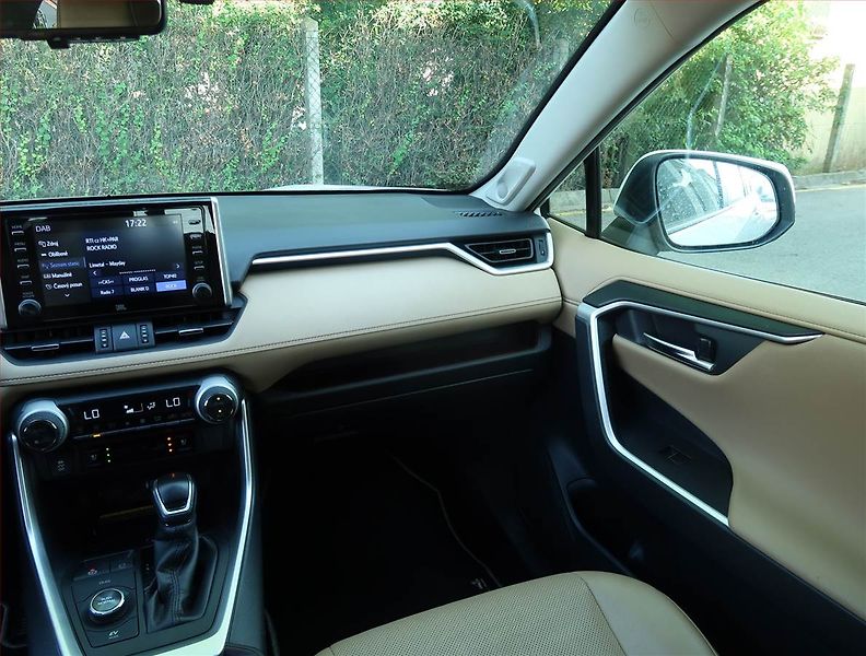 Toyota RAV4 (2019) 2.5 Hybrid - fotka 8 z 28