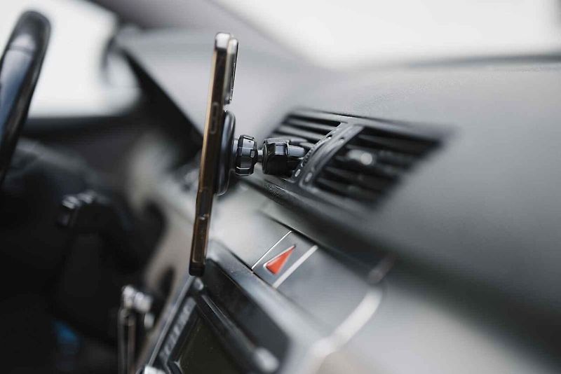 Umístění telefonu vysoko za čelním sklem zlepšuje čitelnost navigace, v létě jej ale vystavuje přímému slunci.