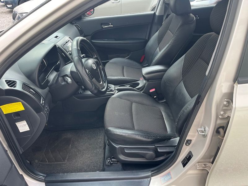 Hyundai i30 (2008) 1.6 CRDI - fotka 7 z 19