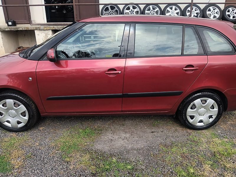 Škoda Fabia 1.4 16V Ambiente Combi - fotka 2 z 24
