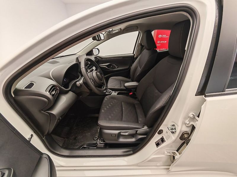 Toyota Yaris 1.5 Hybrid e-CVT Style - fotka 22 z 35