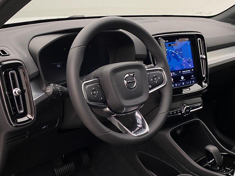 Volvo XC40 (2026) B3 AUT DARK PLUS - fotka 4 z 58