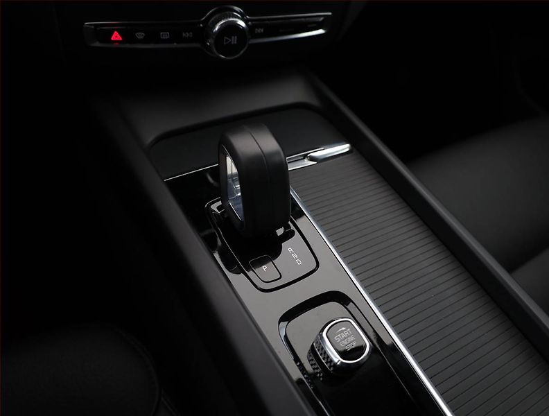 Volvo XC60 (2021) Momentum B4 AWD - fotka 15 z 20