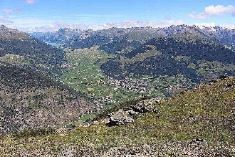 Kostelní věž na Reschensee je turistickou atrakcí podobně jako kostel uprostřed Novomlýnských nádrží.