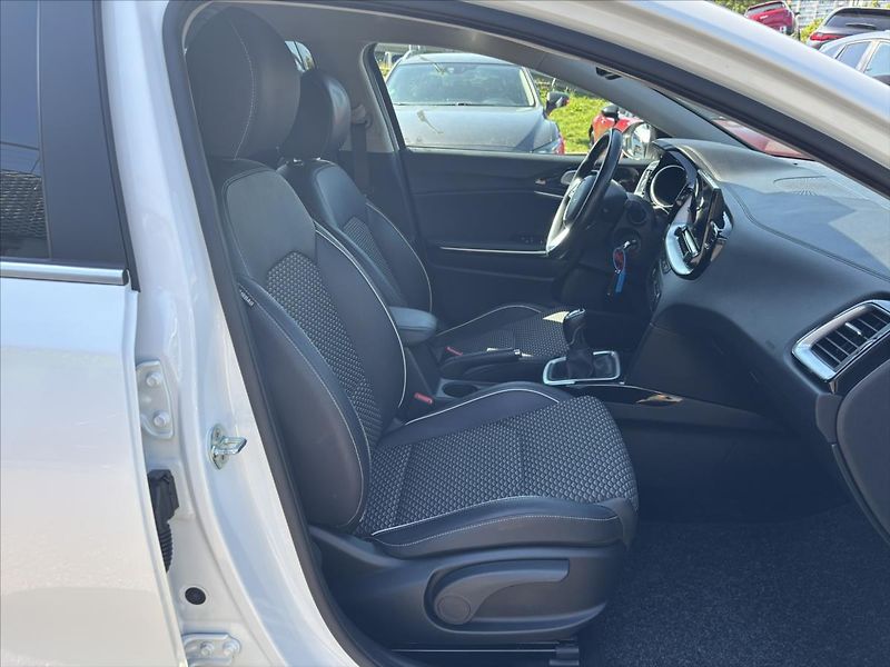 Kia XCeed 1,5 TGDi 118kW TOP ZÁRUKA KŮŽE - fotka 16 z 42