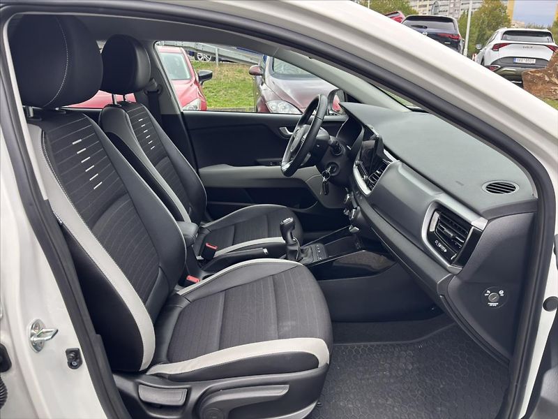 Kia Stonic 1,0 TGDi 73kW TOP ZÁRUKA NAVI - fotka 15 z 38