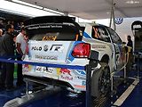 Vedoucí muž šampionátu měl v pátek nehodu, se svým Polem sjel z hlavní trati na níže položenou cestu. Do depa se sice dostal a mechanici dali vůz dohromady, ale po další kolizi v sobotu ráno pro něj Německá rallye skončila.