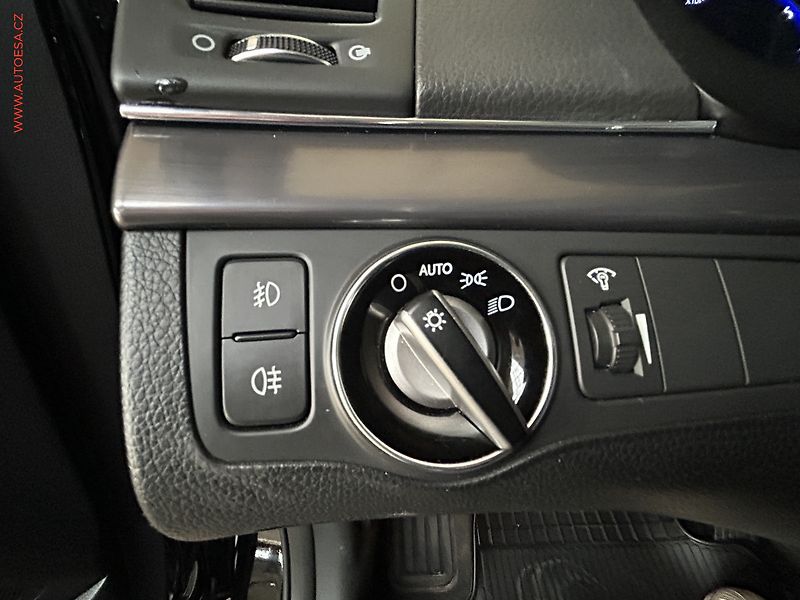 Hyundai i40 (2012) 1.6 GDI, AC, výhřev sed. - fotka 15 z 17