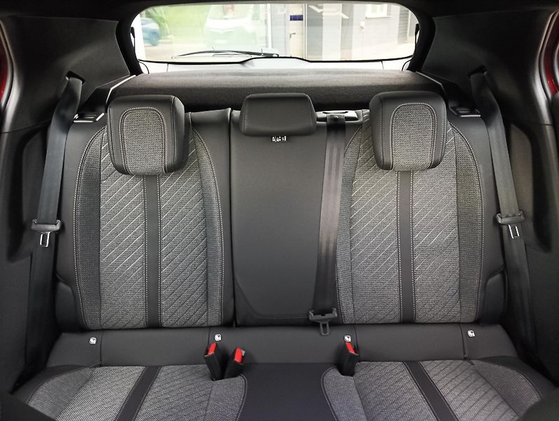 Peugeot 2008 (2026) ALLURE Hybrid 145 e-DCS6 - fotka 19 z 20