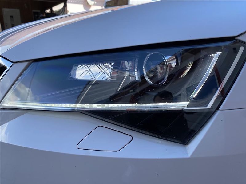 Škoda Superb 2,0 TDi  Executive / DSG / NAV - fotka 38 z 39