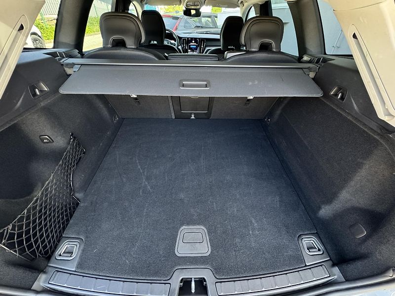 Volvo XC60 B5 AWD (benzín) CORE 1.maj. - fotka 26 z 46