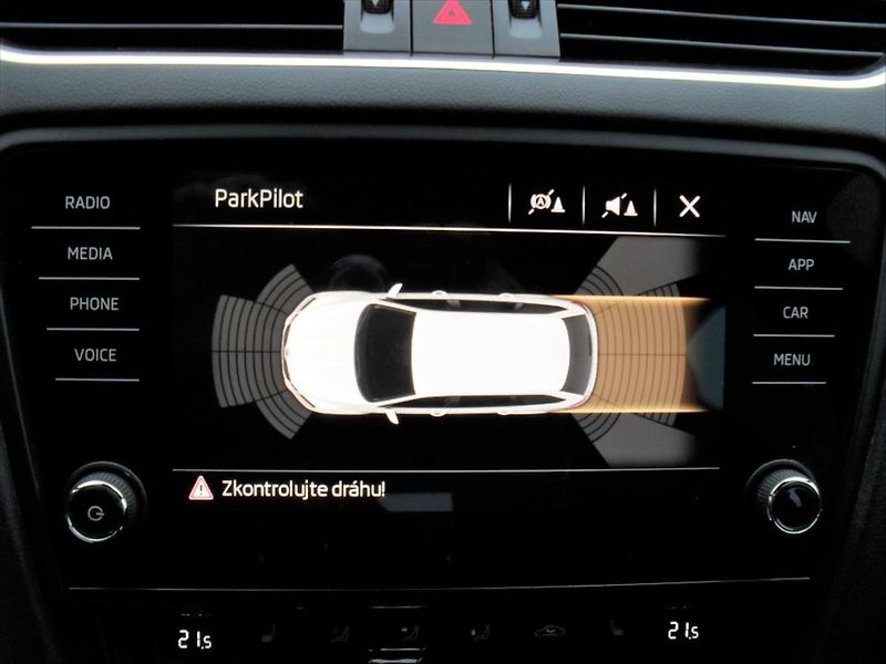 Škoda Octavia 2,0 RS 4x4 DSG LED Panoram DPH - fotka 27 z 31