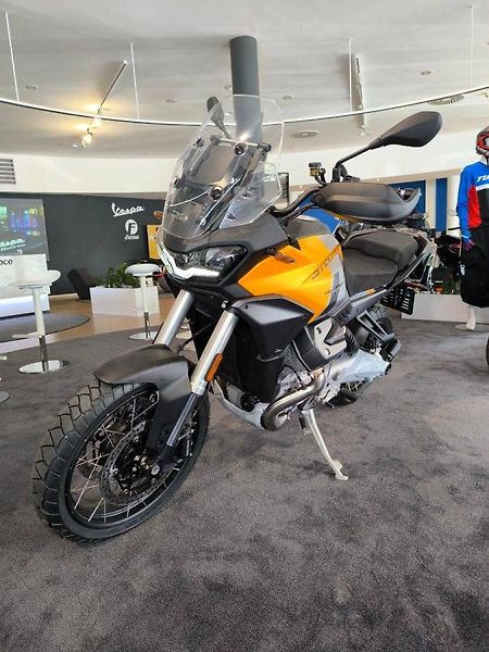 Moto Guzzi V 100 Stelvio (2025) Stelvio V100 Giallo Savana E5+ - fotka 11 z 13