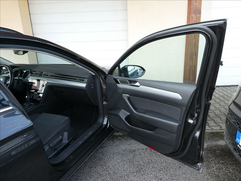 Volkswagen Passat 2,0 TDi DSG FULL LED BUSINESS - fotka 24 z 41