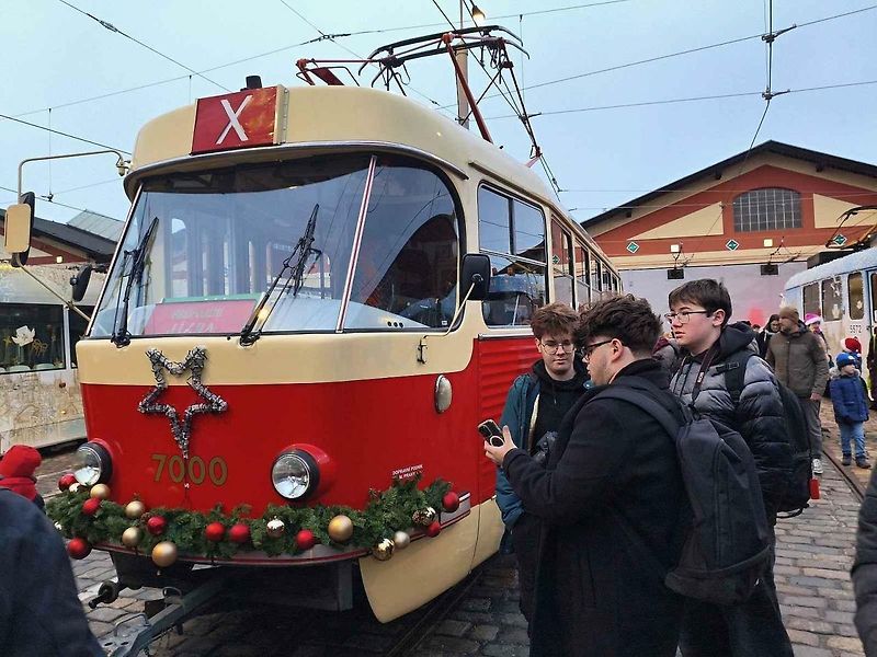 Vánoční flotila pražského dopravního podniku.