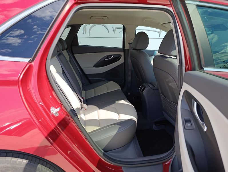 Hyundai i30 1.5T-GDI HEV DCT PREMIUM ČR  - fotka 16 z 37