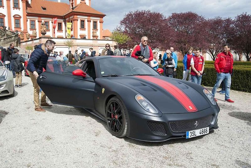Sraz vozů Ferrari u příležitosti 70. let značky, Trojský zámeček.