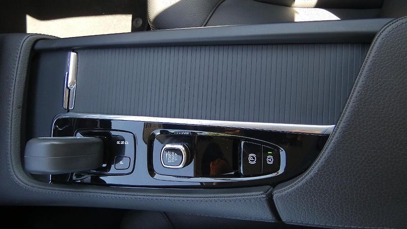 Volvo V90 B4 mHEV AWD aut. Momentum Pro - fotka 16 z 22