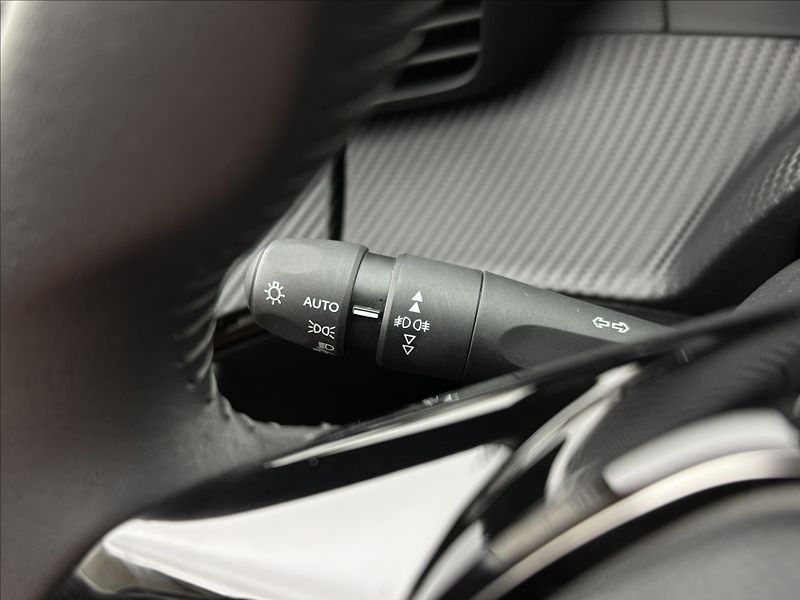 Peugeot 2008 1,2 DPH VÝHŘEV ALLURE+ 1MAJ ČR - fotka 10 z 42