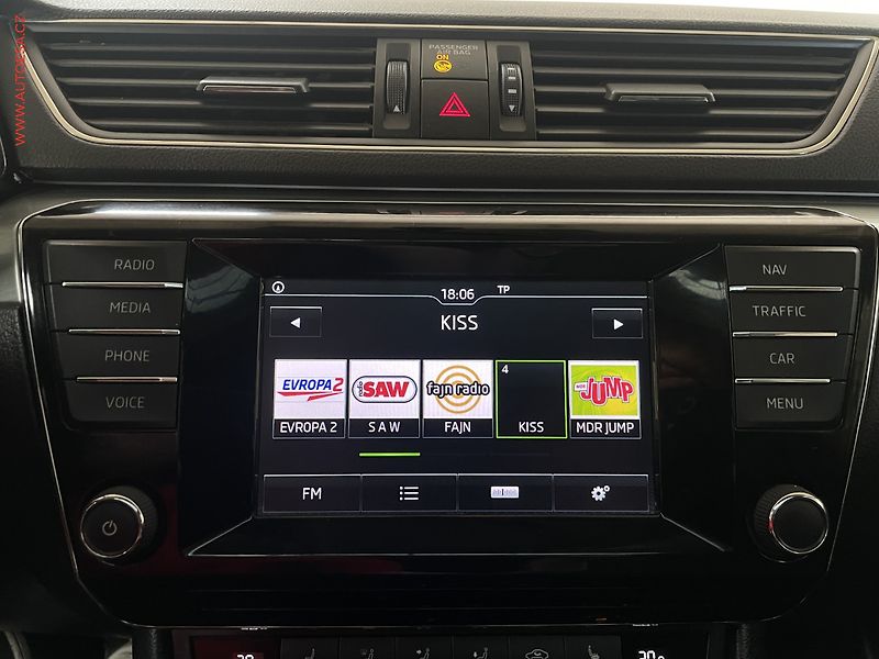 Škoda Superb (2015) 1.4 TSi, Xenon, panor - fotka 12 z 15