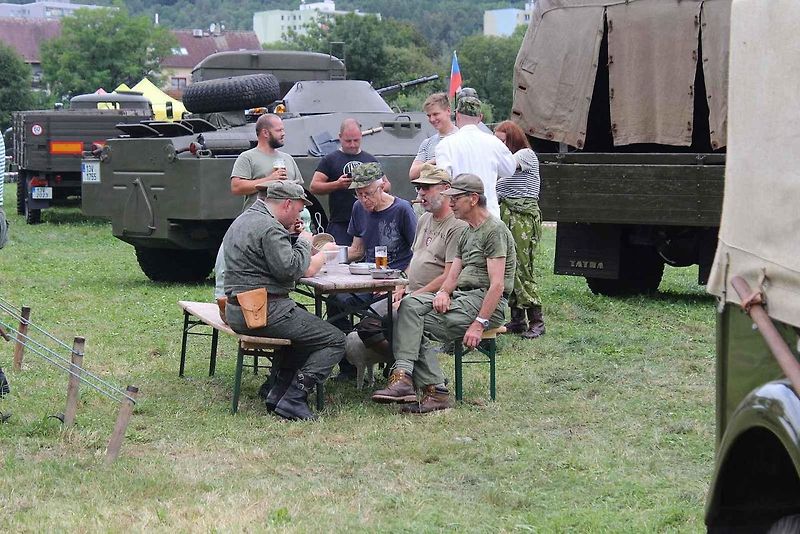 Majitel Tatry 128 František Zimmermann za volantem. Jeho vůz byl středem pozornosti vojenského kempu v Oseku u Duchcova.