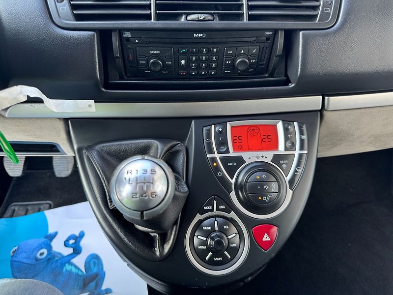 Peugeot 807 (2007) 2.0 HDi 7 míst,Navigace - fotka 20 z 31
