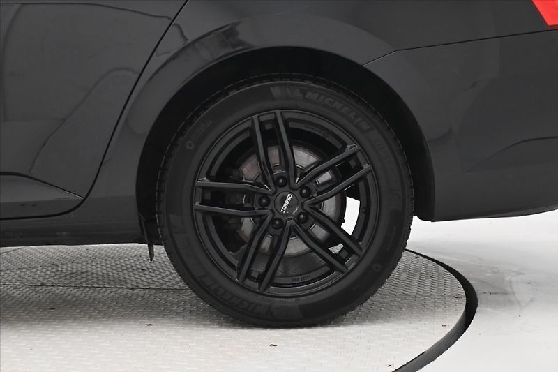 Škoda Superb 2,0 TDI 110 kW DSG Style Záruk - fotka 32 z 32