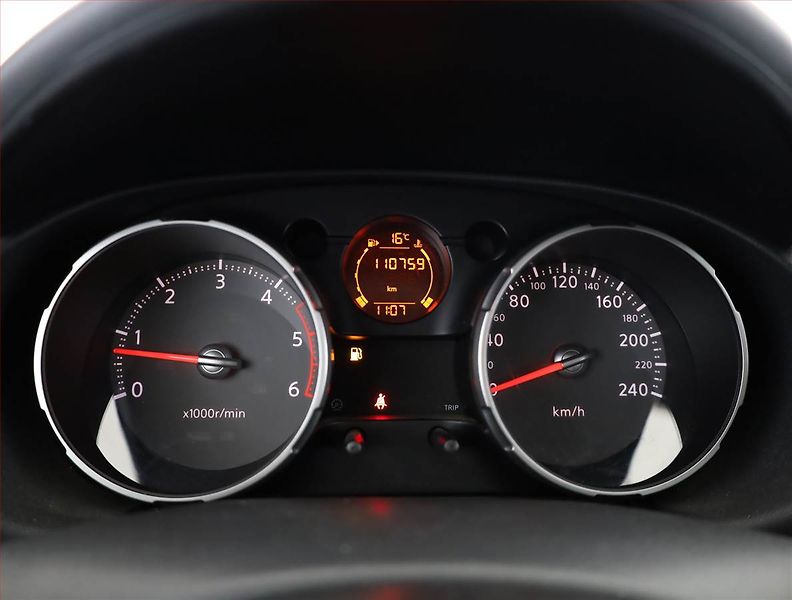Nissan Qashqai (2009) 2.0 dCi, 7 míst, ČR,1.maj - fotka 9 z 17