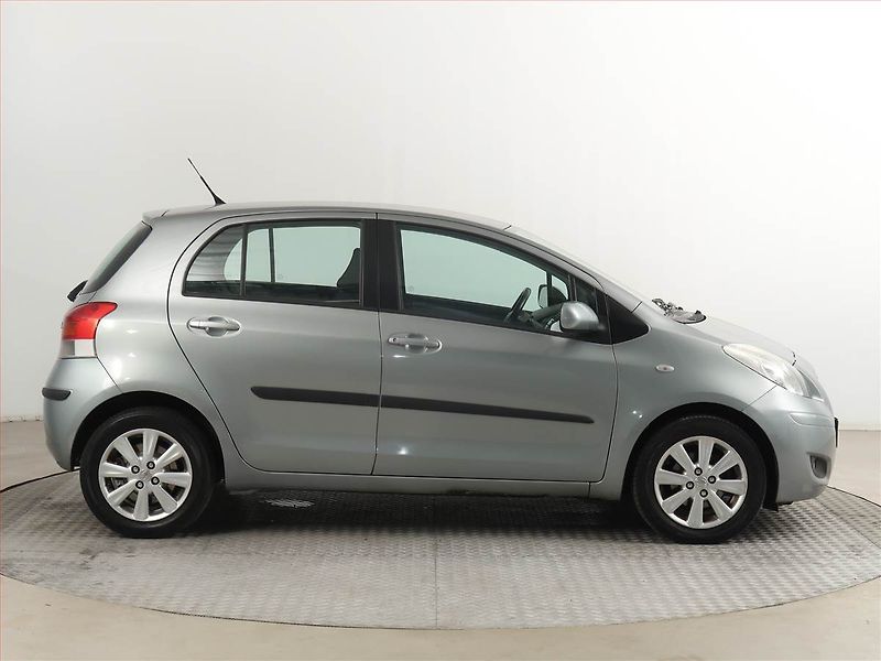 Toyota Yaris (2009) 1.33 Dual VVT-i, Serv.kniha - fotka 6 z 18